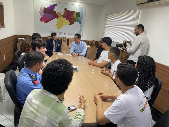 Estudantes intercambistas do Conexão Mundo são recebidos pelo Vice-governador do Estado, Lucas Ribeiro