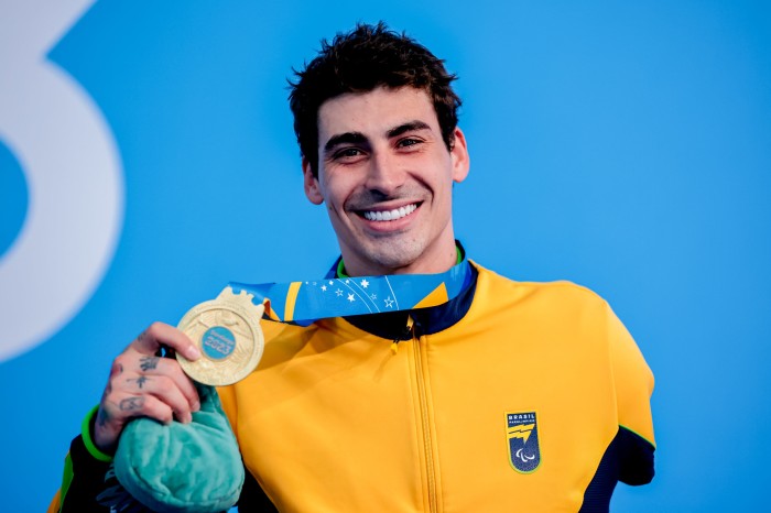 Atleta de natação Talisson Glock com seu ouro inédito (Foto: Miriam Jeske/CPB)