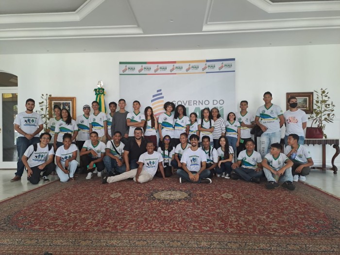 Estudantes participam de aula prática de história e geografia do Piauí em tour pelo Centro de Teresina