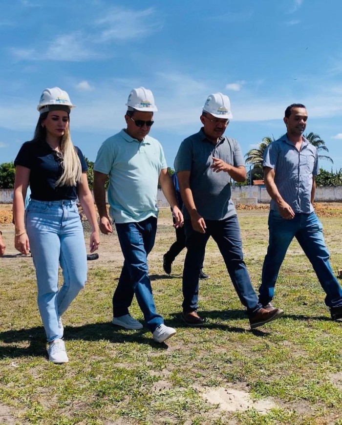 Secretária visita obras do estádio e quadra poliesportiva no município de Beneditinos