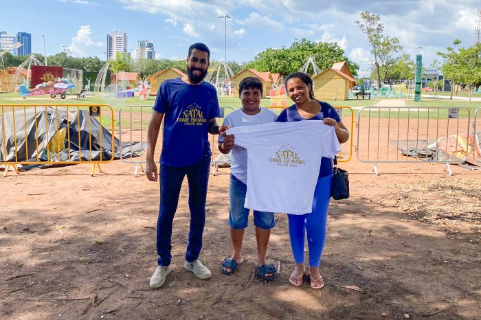 Ambulantes credenciados recebem material de apoio para trabalharem no Natal Cidade Encantada