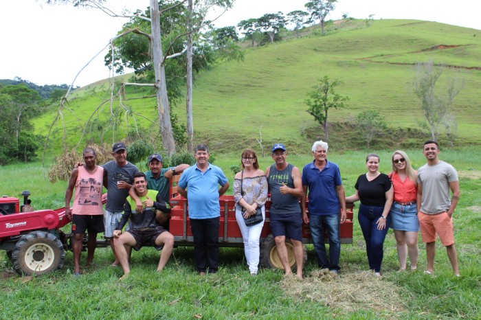 PREFEITURA DE GUAÇUÍ REALIZA ENTREGA DE MICRO TRATOR PARA ASSOCIAÇÃO SANTA CRUZ