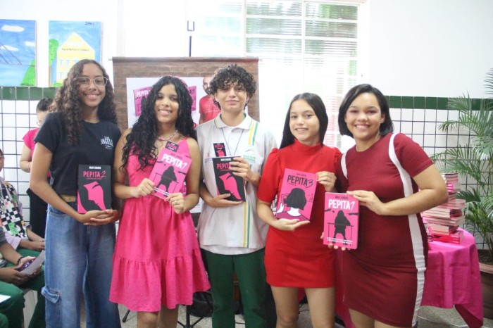 Estudantes usam o teatro para dar vida a livro sobre bullying e emocionam autor Mar'Junior 