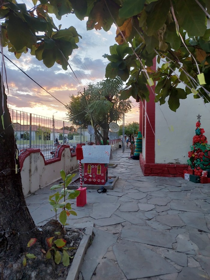 Material reciclado é utilizado por estudantes em decoração natalina de escola em Piracuruca