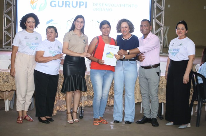 Segurança e dignidade: Prefeita Josi Nunes entrega 168 escrituras a moradores do Jardim da Luz