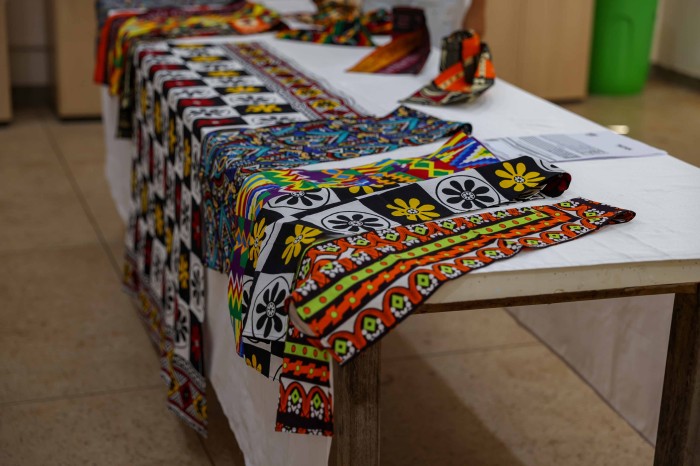 Mulheres aprendem a fazer turbante em oficina sobre beleza africana no Cras do Aureny lll