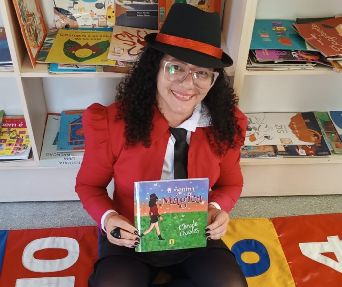 Autora do livro ‘A menina mágica’ dedica prêmios recebidos aos alunos da ETI Eurídice de Mello