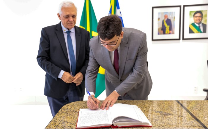 Rafael Fonteles transmite cargo a Themístocles Filho e viaja para participar da COP 28