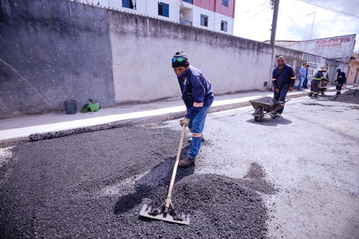 Prefeitura realiza recuperação asfáltica na Rua Curió