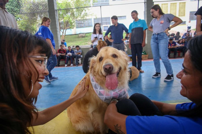 Além da visita dos pets antes das provas para uma última sessão de carinho, os alunos também foram recebidos com um café da manhã especial