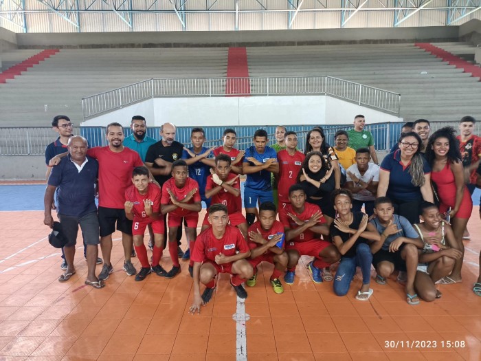 Alunos do Trevo da Praia são campeões no futsal em duas categorias no JEM 2023
