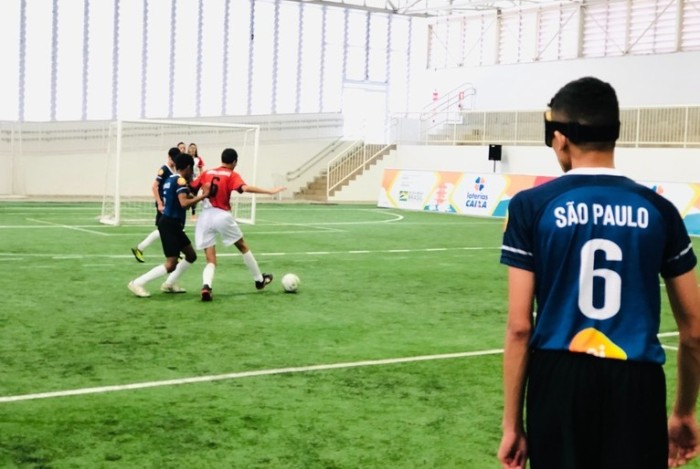 Partida de futebol nas Paralimpíadas Escolares.