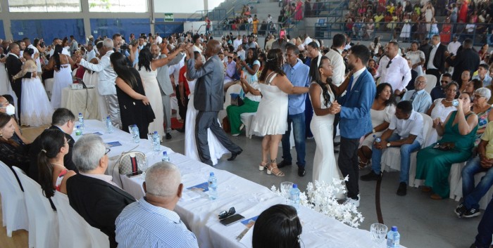 171 casais oficializam a união no casamento coletivo
