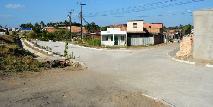 Prefeitura realiza pavimentação de ruas e drenagem urbana no distrito de Humildes