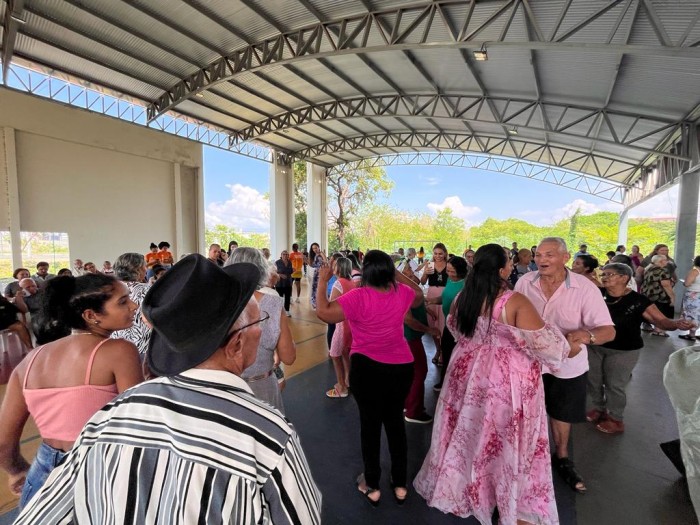 Idosos participam do projeto 'Vivendo bem, envelhecendo com alegria'