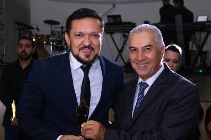Lucas de Lima recebeu das mãos do ex-governador Reinaldo Azambuja a honraria como Político Destaque