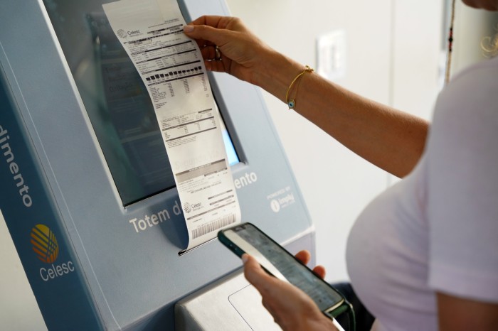 Último mês para renegociar dívidas de clientes com vantagens especiais com a Celesc