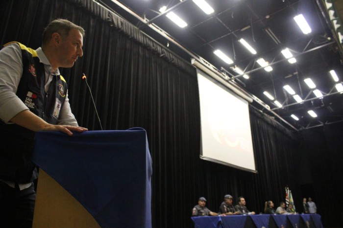 Secretário da Segurança Pública Guilherme Derrite no púlpito durante evento