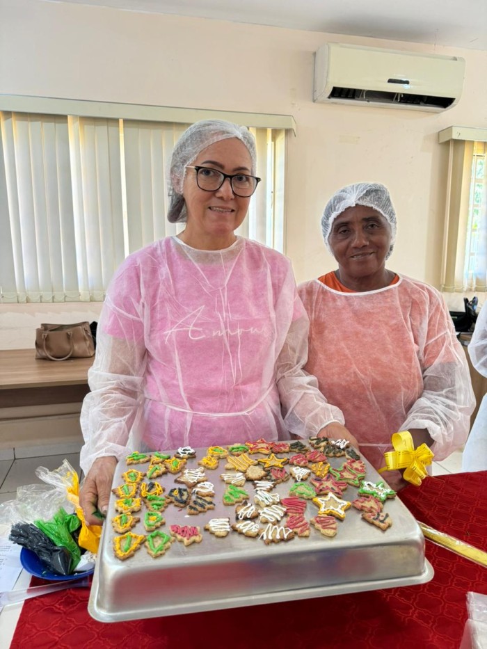 Mulheres atendidas no Cras Krahô aprendem a fazer panetones e biscoitos natalinos