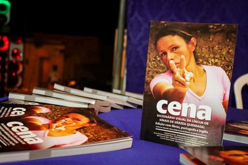 Comunidade de Várzea Queimada lança dicionário da língua de sinais criada pela população local