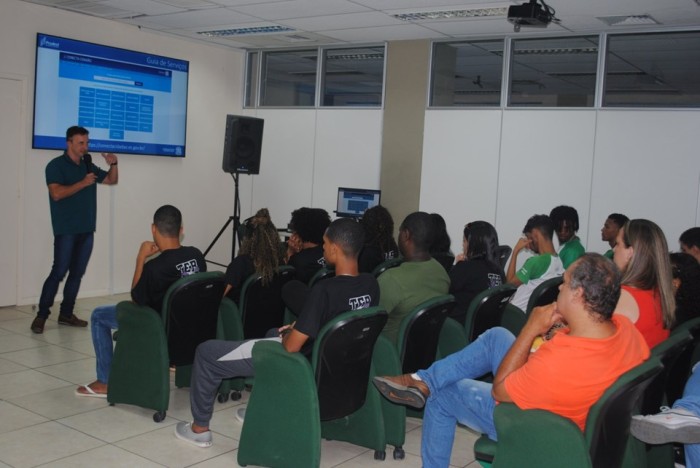 Estudantes de Jerônimo Monteiro conhecem serviços de TI do Prodest