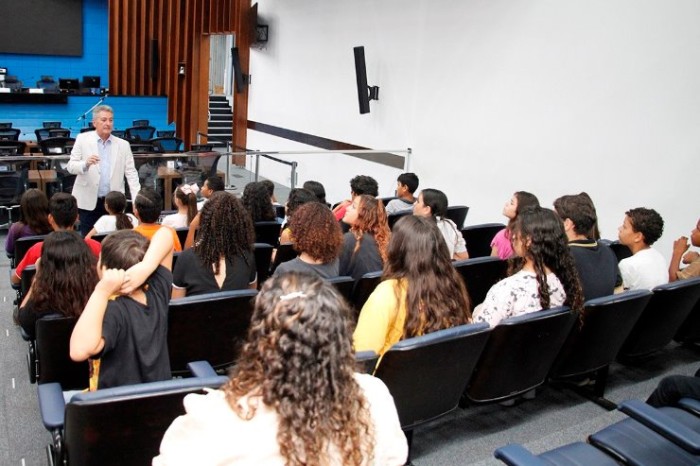 Hashioka conversou com os alunos e explicou a eles o funcionamento do Parlamento sul-mato-grossense e o papel do legislador