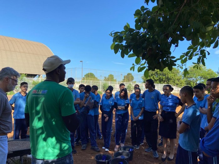 Projeto Germinar semeia próxima safra de milho e mandioca em áreas abertas de escolas