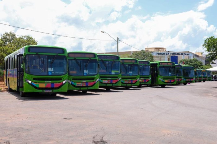 Prefeita Cinthia entrega 30 novos ônibus e anuncia locação de mais 70