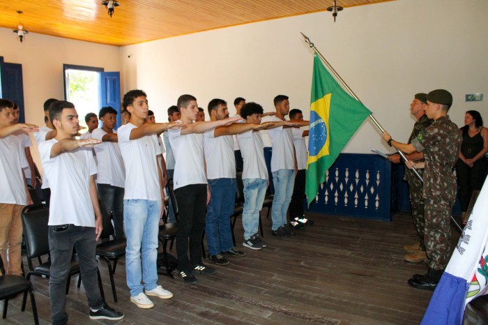 Jovens iunenses são dispensados do Serviço Militar através do Juramento à Bandeira