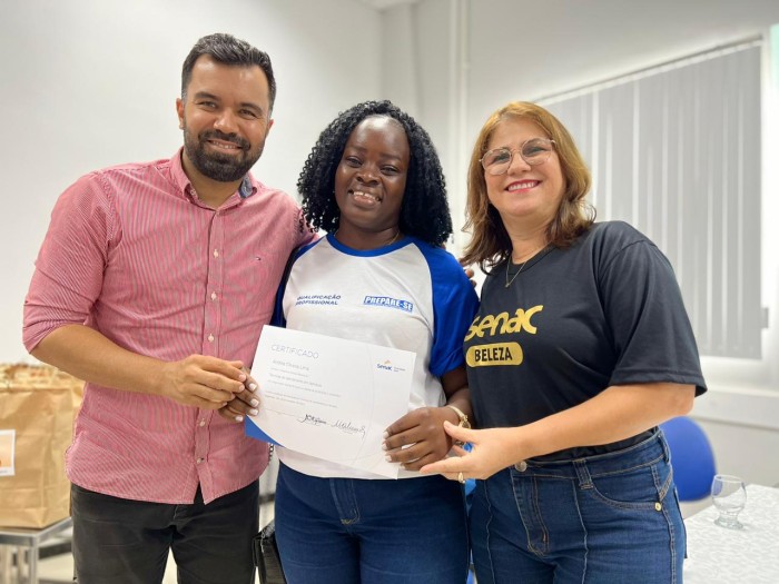 Prefeitura de Alagoinhas entrega certificados de conclusão de cursos profissionalizantes