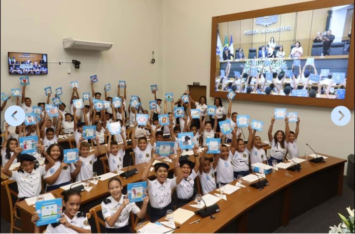 Alunos da ETI Almirante Tamandaré participam de noite de autógrafos do projeto ‘Marinheiro Escritor’