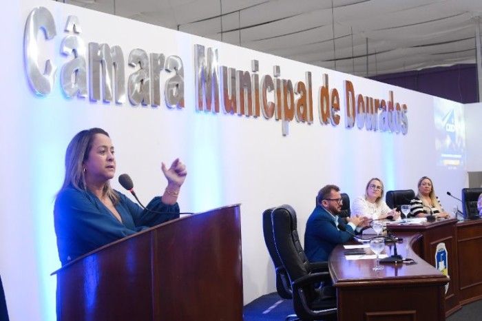 Lia Nogueira recebe moção honrosa por sua atuação na política douradense