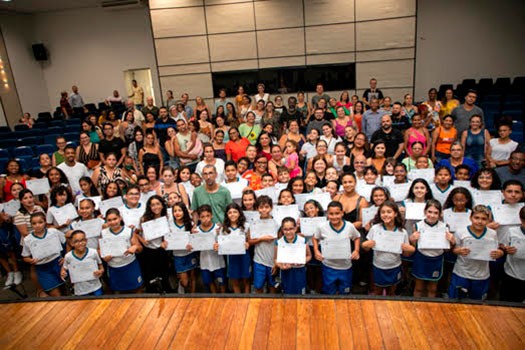 Alunos recebem certificado pelo programa Por Dentro da Prefeitura