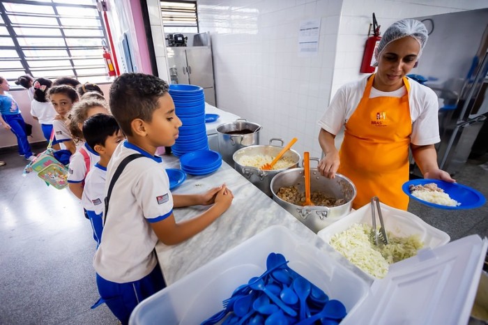 Para estudantes do ensino integral, que recebem três tipos de alimentação, o repasse passa de R$ 3,93 para R$ 5,50