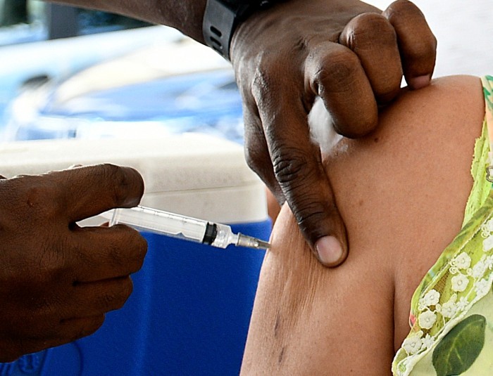Nova Iguaçu inicia aplicação de dose de reforço da vacina bivalente contra Covid-19