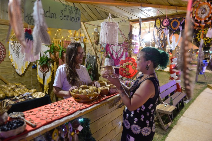 Artesanatos e comidas típicas da época atraem o público no Natal Cidade Encantada