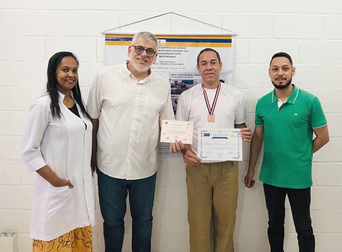 Equipe educacional da escola vinculadora ao lado do aluno Rafael e diretor geral da Penitenciária de Parelheiros