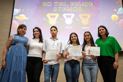 Seduc entrega certificado a alunos medalhistas da OBA, OBMEP e MOBFOG