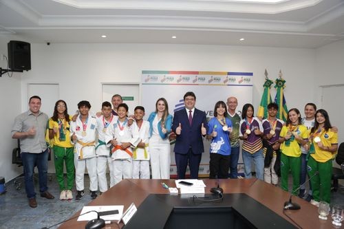Rafael Fonteles parabeniza alunos medalhistas nos Jogos Escolares 2023