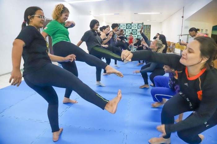 Alunas e colaboradoras da UEA participam de curso de Defesa Pessoal Feminina