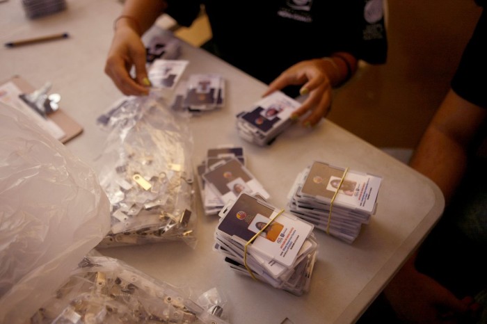Fenig entrega carteirinhas para artesãos
