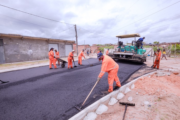 Mais uma rua do bairro Burissatuba recebe pavimentação asfáltica