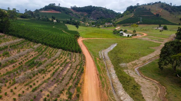 Prefeitura faz manutenção na estrada de Córrego do Balsamo