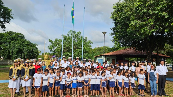 Escola Degraus do Saber participa de momento cívico em comemoração ao Dia do Marinheiro