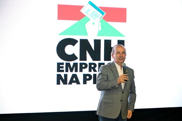 Governador e presidente do DETRAN/SC lançam Programa CNH Emprego na Pista com parcerias públicas e privadas