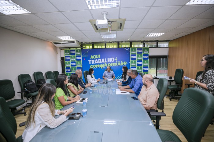 Prefeito trata com Neoenergia Coelba sobre podas de árvores na costa