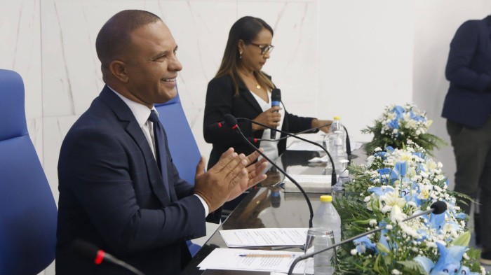 Vereador Deni de Isqueiro entrega honrarias em Sessão Especial na Câmara