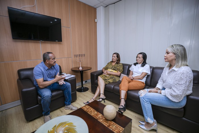Prefeito realiza atendimentos e trata sobre programa destinado a mulheres