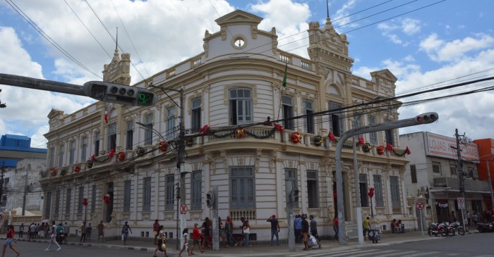 Decoração de Natal enfeita Feira de Santana