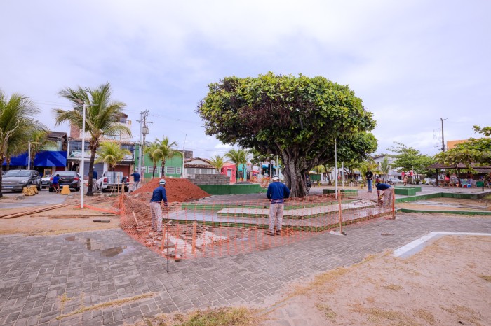 Praça de Arembepe passa por obras de requalificação